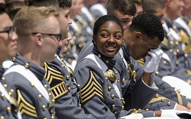 illustration : une femme cadet de West Point sourit lors de la cérémonie de remise des diplômes à l'Académie militaire des États-Unis, le samedi 25 mai 2019, à West Point, New York. La promotion de plus de 980 cadets qui ont obtenu leur diplôme comprenait 34 femmes noires, soit le nombre le plus élevé de toute l'histoire de l'Académie. (AP Photo/Julius Constantine Motal) illustration : une femme cadet de West Point sourit lors de la cérémonie de remise des diplômes à l'Académie militaire des États-Unis, le samedi 25 mai 2019, à West Point, New York. La promotion de plus de 980 cadets qui ont obtenu leur diplôme comprenait 34 femmes noires, soit le nombre le plus élevé de toute l'histoire de l'Académie. (AP Photo/Julius Constantine Motal)