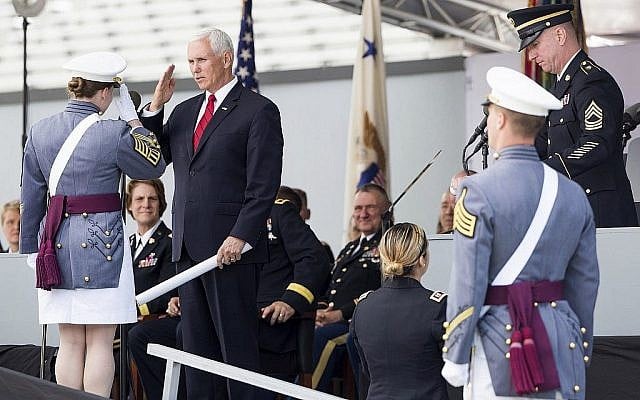 Le vice-président Mike Pence salue un cadet diplômé avant de lui remettre son diplôme lors des cérémonies de remise des diplômes à l'Académie militaire américaine, le samedi 25 mai 2019, à West Point, New York. (AP Photo/Julius Constantine Motal)