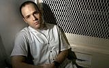Dans cette photo du 3 décembre 2003, le condamné à mort Randy Halprin, alors âgé de 26 ans, est assis dans une cellule de visite à l'unité Polunsky à Livingston, Texas. Halprin, un détenu juif dans le couloir de la mort qui faisait partie de la bande des prisonniers évadés "Texas 7", a déposé un recours en appel au motif que l'ancien juge du comté Vickers Cunningham, qui l'a condamné, était antisémite et avait fréquemment utilisé des insultes racistes. Halprin soutient que Cunningham aurait dû se récuser. (AP Photo/Brett Coomer, File)