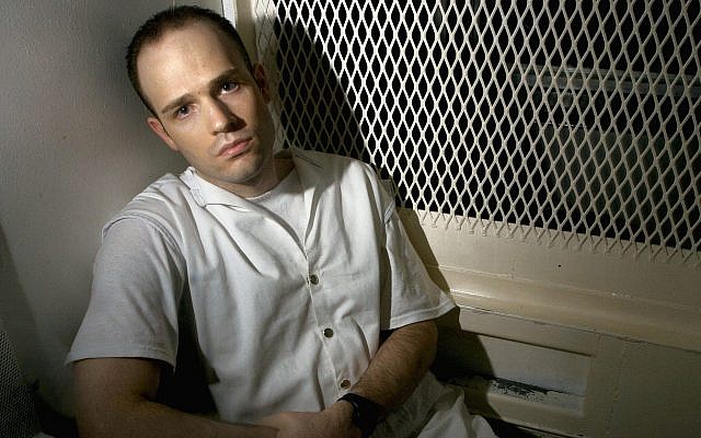 Dans cette photo du 3 décembre 2003, le condamné à mort Randy Halprin, alors âgé de 26 ans, est assis dans une cellule de visite à l'unité Polunsky à Livingston, Texas. Halprin, un détenu juif dans le couloir de la mort qui faisait partie de la bande des prisonniers évadés "Texas 7", a déposé un recours en appel au motif que l'ancien juge du comté Vickers Cunningham, qui l'a condamné, était antisémite et avait fréquemment utilisé des insultes racistes. Halprin soutient que Cunningham aurait dû se récuser. (AP Photo/Brett Coomer, File) Dans cette photo du 3 décembre 2003, le condamné à mort Randy Halprin, alors âgé de 26 ans, est assis dans une cellule de visite à l'unité Polunsky à Livingston, Texas. Halprin, un détenu juif dans le couloir de la mort qui faisait partie de la bande des prisonniers évadés "Texas 7", a déposé un recours en appel au motif que l'ancien juge du comté Vickers Cunningham, qui l'a condamné, était antisémite et avait fréquemment utilisé des insultes racistes. Halprin soutient que Cunningham aurait dû se récuser. (AP Photo/Brett Coomer, File)