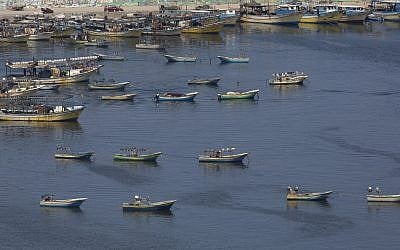 Les bateaux des pêcheurs palestiniens dans le port de Gaza à Gaza City, le 13 juin 2019 (Crédit : AP/Hatem Moussa)