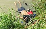 Les corps de deux migrants du Salvador Oscar Alberto Martínez Ramírez et sa fille de deux ans Valeria sur les rives de Rio Grande à Matamoros, au Mexique, le 24 juin 2019. (Crédit : AP Photo/Julia Le Duc)