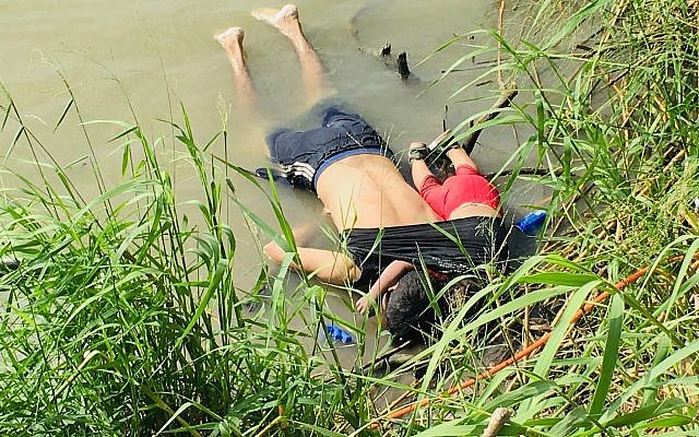 Les corps de deux migrants du Salvador Oscar Alberto Martínez Ramírez et sa fille de deux ans Valeria sur les rives de Rio Grande à Matamoros, au Mexique, le 24 juin 2019. (Crédit : AP Photo/Julia Le Duc)