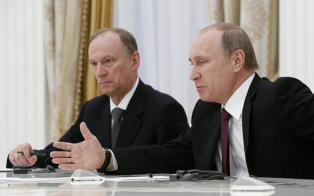 Le président russe Vladimir Poutine, (à droite), accompagné du secrétaire du Conseil de sécurité Nikolaï Patrushev, rencontre les hauts responsables des pays du BRICS chargés des questions de sécurité, au Kremlin à Moscou, Russie, le 26 mai 2015. (Sergei Karpukhin/Pool Photo via AP)