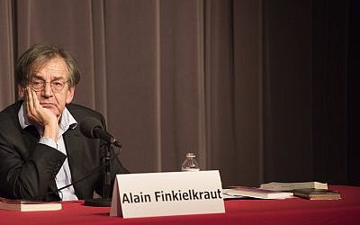 Alain Finkielkraut réfléchit à la réponse à une question lors d'une rencontre à Bruxelles, Belgique, le 3 avril 2016. (Cnaan Liphshiz/JTA)