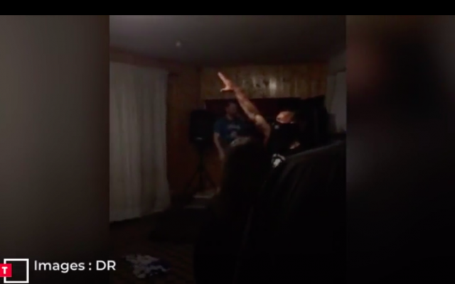 Capture d’écran d’une vidéo publiée par le journal « Le Télégramme », montrant un homme effectuant un salut nazi lors d’un concert « hommage » à Adolf Hitler le 20 avril 2019 dans les environs de la commune de Plélan-le-Grand, en Ille-et-Vilaine. (Crédit photo : DR / Le Télégramme)