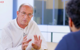 Le blogueur, prof et militant Etienne Chouard dans les studios du Média. (Crédit photo : capture d’écran Le Média)
