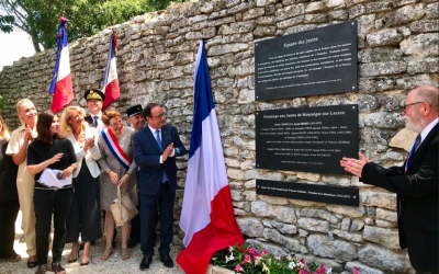 L'ancien président français François Hollande participe à l'inauguration du « square des Justes » de la commune de Montségur-sur-Lauzon, dans la Drôme. (Crédit photo : Twitter / François Hollande)