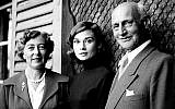 En 1957, la tension de la journée passée en Suisse avec Elfriede et Otto Frank est visible sur le visage d'Audrey Hepburn. Otto Frank lui avait demandé de tenir le rôle de sa fille, Anne, dans un prochain film ; une offre qu'elle avait déclinée pour diverses raisons (Crédit : Eva Schloss, photographe; Maison Anne Frank )