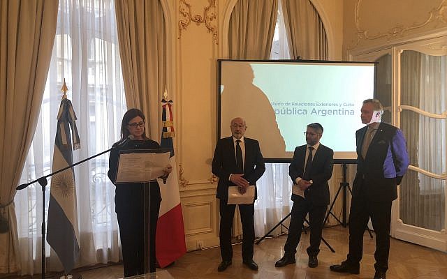 Aliza Bin Noun s’exprimant ce lundi 11 juin lors de la cérémonie de commémoration du 25e anniversaire de l’attentat du centre juif Amia à Buenos Aires, survenu le 18 juillet 1994. (Crédit photo : GOLDMANNAriel / Twitter) Aliza Bin Noun s’exprimant ce lundi 11 juin lors de la cérémonie de commémoration du 25e anniversaire de l’attentat du centre juif Amia à Buenos Aires, survenu le 18 juillet 1994. (Crédit photo : GOLDMANNAriel / Twitter)