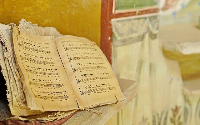 Partitions musicales d'un office religieux célébré il y a plus de 50 ans à l'église roumaine de Qasr al-Yahoud, dans une photo publiée par le ministère de la Défense le 20 juin 2019. (Avec l'aimable autorisation du ministère de la Défense)