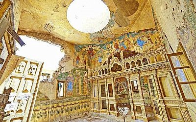 Les fresques ornées et colorées sont pour la plupart intactes malgré des décennies d'abandon de ce monastère roumain, le dernier bâtiment de l'église au pays des monastères à être déminé, dans une photo publiée par le ministère de la Défense le 20 juin 2019. (Avec l'aimable autorisation du ministère de la Défense)