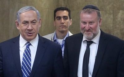 Le Premier ministre Benjamin Netanyahu (à gauche) avec le secrétaire du cabinet d'alors et actuel procureur général Avichai Mandelblit, le 26 mai 2015. (Marc Israel Sellem/Pool/Flash90)