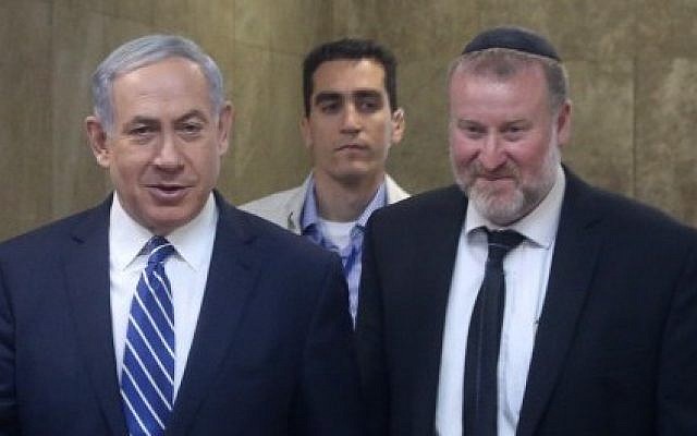 Le Premier ministre Benjamin Netanyahu (à gauche) avec le secrétaire du cabinet d'alors et actuel procureur général Avichai Mandelblit, le 26 mai 2015. (Marc Israel Sellem/Pool/Flash90)