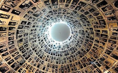 Photo d'illustration : La Salle des Noms du musée de la Shoah de Yad Vashem, à Jérusalem. (Crédit : Mendy Hechtman/Flash90)