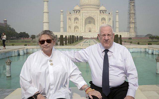 Reuven et Nechama Rivlin devant le Taj Mahal en Inde, le 16 novembre 2016. (Crédit : Mark Neyman/GPO)