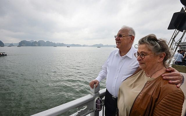 Reuven et Nechama Rivlin. en croisière à  Ha Long Bay, au Vietnam, le 22 mars 2017.(Crédit ; Kobi Gideon / GPO)