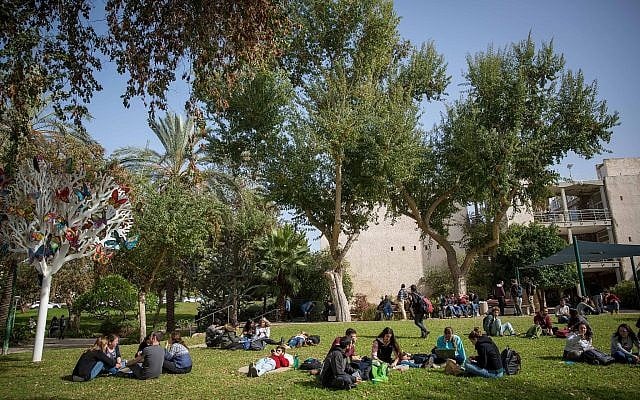 Photo d'illustration d'étudiants sur le campus de Rehovot de l'Université hébraïque, le 22 janvier 2018 (Crédit : Miriam Alster/FLASH90)
