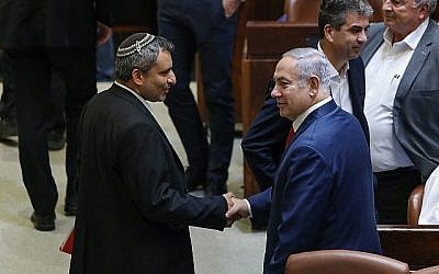 Le Premier ministre Benjamin Netanyahu (à droite) en compagnie de Zeev Elkin, le 3 juillet 2018. (Noam Revkin Fenton/Flash90)