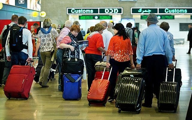 Des voyageurs à leur arrivée à l'aéroport international Ben-Gurion, près de Tel Aviv, le 11 avril 2018 (Crédit : Moshe Shai/FLASH90) Des voyageurs à leur arrivée à l'aéroport international Ben-Gurion, près de Tel Aviv, le 11 avril 2018 (Crédit : Moshe Shai/FLASH90)