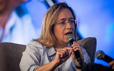 La journaliste d'investigation Ilana Dayan lors d'une conférence au centre international de conférences de Jérusalem, le 3 septembre 2018 (Crédit : Yonatan Sindel/Flash90)