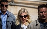Sara Netanyahu, épouse du Premier ministre Benjamin Netanyahu, arrive au tribunal de première instance de Jérusalem, le 7 octobre 2018. (Yonatan Sindel/Flash90)