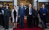 Le président israélien Reuven Rivlin et son épouse Nechama Rivlin, 3ème à droite, lors d'une cérémonie de bienvenue organisée à la résidence du président de Jérusalem pour le président autrichien Alexander Van der Bellen et  sa femme Doris Schmidauer, deuxième à gauche, le 4 février 2019 (Crédit :  Noam Revkin Fenton/Flash90)
