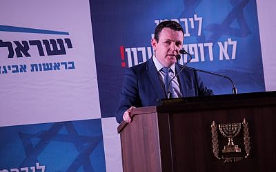 Evgeny Sova, membre de Yisrael Beytenu, lors d'une soirée dans la ville côtière d'Ashkelon, le 19 février 2019. (Crédit: Hadas Parush/Flash90)