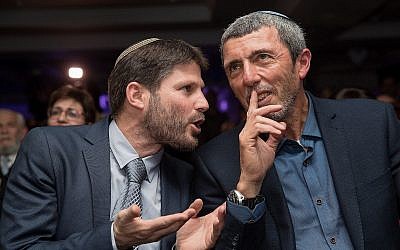 Rafi Peretz (à droite), président de l'Union des partis de droite, et Bezalel Smotrich, président de la faction Union Nationale, lors du lancement de la campagne électorale du parti en 2019, le 11 mars 2019. (Yonatan Sindel/Flash90)