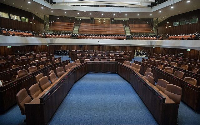 La salle des séances plénières vide de la Knesset, le 29 avril 2019, un jour avant la prestation de serment de la 21e Knesset. (Noam Revkin Fenton/Flash90)