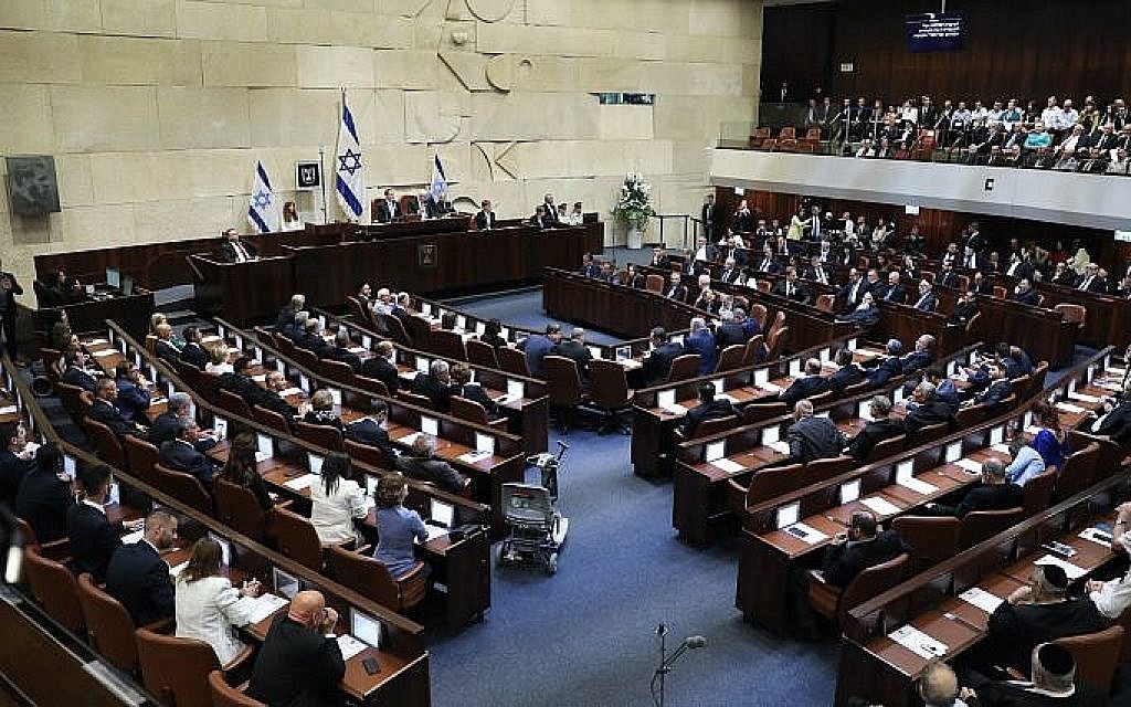 La salle plénière de la Knesset lors de la cérémonie de prestation de serment des membres de la Knesset alors qu'une nouvelle session s'ouvre après les élections, le 30 avril 2019. (Noam Revkin Fenton/Flash90) La salle plénière de la Knesset lors de la cérémonie de prestation de serment des membres de la Knesset alors qu'une nouvelle session s'ouvre après les élections, le 30 avril 2019. (Noam Revkin Fenton/Flash90)