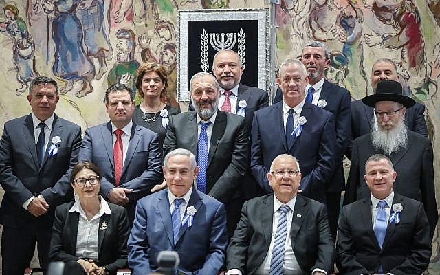 Le Président Reuven Rivlin, le Premier ministre Benjamin Netanyahu et d'autres chefs de parti posent pour une photo de groupe lors de la cérémonie de prestation de serment des membres de la Knesset, le 30 avril 2019. (Photo par Noam Revkin Fenton/Flash90)