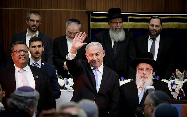 Le Premier ministre israélien Benjamin salue la foule lors d'une cérémonie de Yom Yeroushalayim à la yeshiva Merkaz HaRav, à Jérusalem, le 2 juin 2019. (Crédit : Aharon Krohn/Flash90) Le Premier ministre israélien Benjamin salue la foule lors d'une cérémonie de Yom Yeroushalayim à la yeshiva Merkaz HaRav, à Jérusalem, le 2 juin 2019. (Crédit : Aharon Krohn/Flash90)