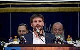 Le député Bezalel Smotrich, de l'Union des partis de droite, prend la parole lors de Yom Yeroushalayim à la yeshiva Mercaz Harav à Jérusalem, le 2 juin 2019. (Aharon Krohn/Flash90)
