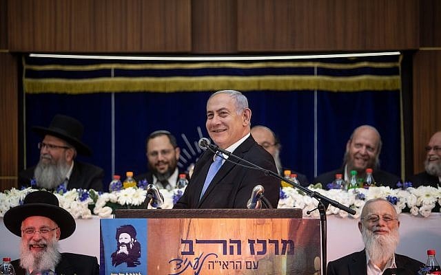 Le Premier ministre Benjamin Netanyahu prend la parole lors de la célébration de Yom Yeroushalayim à la Yeshiva Merkaz HaRav à Jérusalem, le 2 juin 2019. (Aharon Krohn/Flash90) Le Premier ministre Benjamin Netanyahu prend la parole lors de la célébration de Yom Yeroushalayim à la Yeshiva Merkaz HaRav à Jérusalem, le 2 juin 2019. (Aharon Krohn/Flash90)