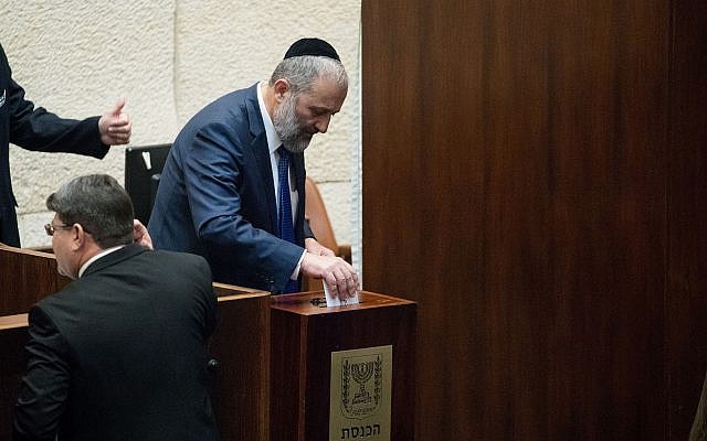Le ministre de l'Intérieur Aryeh Deri vote pour la nomination du prochain contrôleur de l'État dans la salle des séances plénières de la Knesset à Jérusalem, le 3 juin 2019. (Yonatan Sindel/Flash90)