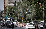 Des drapeaux arc-en-ciel flottant rue Agron à Jérusalem, dans le centre-ville, avant la Marche des fiertés qui aura lieu le 6 juin. Photo prise le 4 juin 2019. (Crédit : Hadas Parush/Flash90)