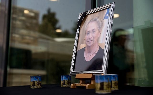 Des bougies placées à côté d'une photo de Nechama Rivlin, feu l'épouse du président Reuven Rivlin, aux abords de la résidence du président à Jérusalem, le 4 juin 2019 (Crédit : Yonatan Sindel/Flash90)