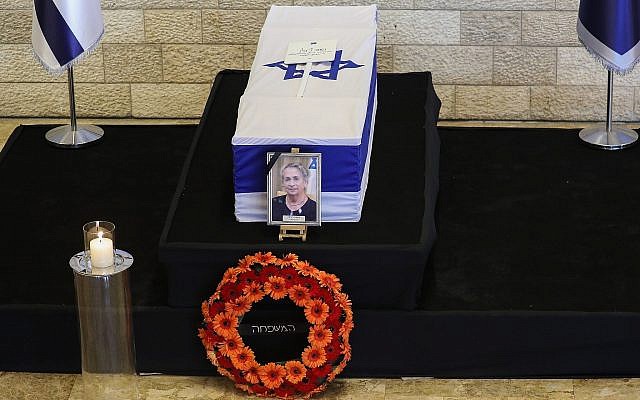 Le cercueil de Nechama Rivlin, la défunte épouse du président Reuven Rivlin, repose en l'état au Théâtre de Jérusalem, le 5 juin 2019. (Noam Revkin Fenton / Flash90)