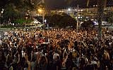Manifestation place Rabin, à Tel Aviv, contre la décision de la police et de la cour suprême d'annuler le festival Doof, le 7 juin 2019 (Crédit : Adam Shuldman/Flash90)
