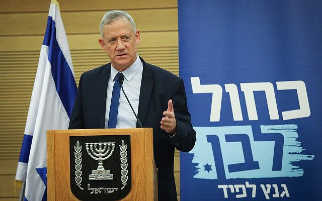 Le leader du parti Kakhol lavan Benny Gantz lors d'une rencontre de faction à la Knesset, le 12 juin 2019 (Crédit : Yonatan Sindel/Flash90) Le leader du parti Kakhol lavan Benny Gantz lors d'une rencontre de faction à la Knesset, le 12 juin 2019 (Crédit : Yonatan Sindel/Flash90)