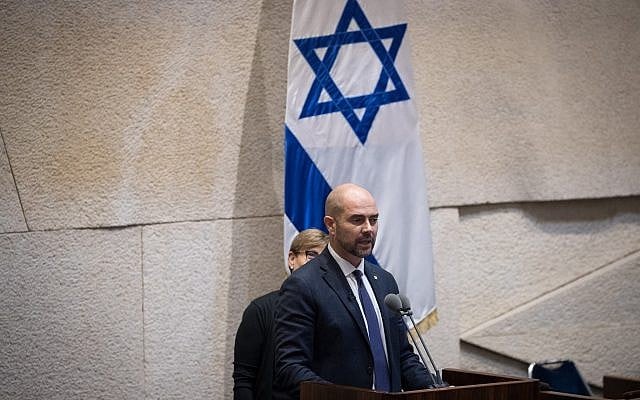 Amir Ohana, nouveau ministre de la Justice, durant sa cérémonie de prestation de serment à la Knesset de Jérusalem, le 12 juin 2019 (Crédit : Yonatan Sindel/Flash90) Amir Ohana, nouveau ministre de la Justice, durant sa cérémonie de prestation de serment à la Knesset de Jérusalem, le 12 juin 2019 (Crédit : Yonatan Sindel/Flash90)