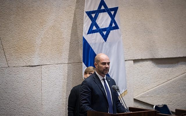 Amir Ohana, le nouveau ministre israélien de la Justice, prêtant serment à la Knesset, à Jérusalem, le 12 juin 2019. (Yonatan Sindel / Flash90) Amir Ohana, le nouveau ministre israélien de la Justice, prêtant serment à la Knesset, à Jérusalem, le 12 juin 2019. (Yonatan Sindel / Flash90)