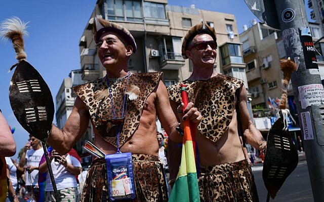 Des participants à la Gay Pride annuelle à Tel Aviv, le 14 juin 2019 (Crédit : Tomer Neuberg/Flash90)