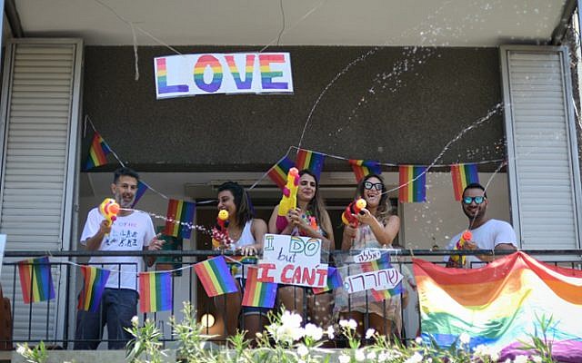 Des participants à la Gay Pride annuelle à Tel Aviv, le 14 juin 2019 (Crédit : Tomer Neuberg/Flash90) Des participants à la Gay Pride annuelle à Tel Aviv, le 14 juin 2019 (Crédit : Tomer Neuberg/Flash90)