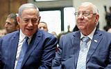Le Premier ministre Benjamin Netanyahu, (à gauche), et le président Reuven Rivlin assistent à une cérémonie à la mémoire des présidents et Premiers ministres israéliens décédés qui a eu lieu à la résidence du Président à Jérusalem, le 17 juin 2019. (Noam Revkin Fenton/Flash90)