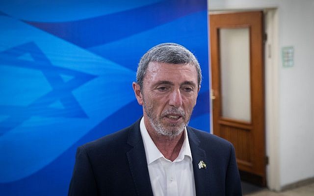 Le ministre de l'Education Rafi Peretz arrive pour la réunion hebdomadaire de cabinet au bureau du Premier ministre de Jérusalem, le 24 juin 2019 (Crédit : Noam Revkin Fenton/Flash90) Le ministre de l'Education Rafi Peretz arrive pour la réunion hebdomadaire de cabinet au bureau du Premier ministre de Jérusalem, le 24 juin 2019 (Crédit : Noam Revkin Fenton/Flash90)
