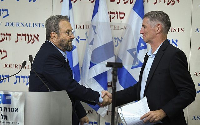 L'ancien Premier ministre Ehud Barak (g) serre la main de Yair Golan en annonçant la formation de son nouveau parti, à Beit Sokolov, à Tel Aviv, le 26 juin 2019. (Crédit : Jacob Magid/Times of Israel) L'ancien Premier ministre Ehud Barak (g) serre la main de Yair Golan en annonçant la formation de son nouveau parti, à Beit Sokolov, à Tel Aviv, le 26 juin 2019. (Crédit : Jacob Magid/Times of Israel)