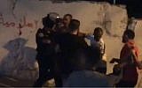 Capture d'écran d'une vidéo qui montrerait un Palestinien blessé par balles par la police israélienne après avoir lancé des feux d'artifice sur les agents dans le quartier Issawiya de Jérusalem-Est, le 27 juin 2019 (Capture d'écran :Twitter)