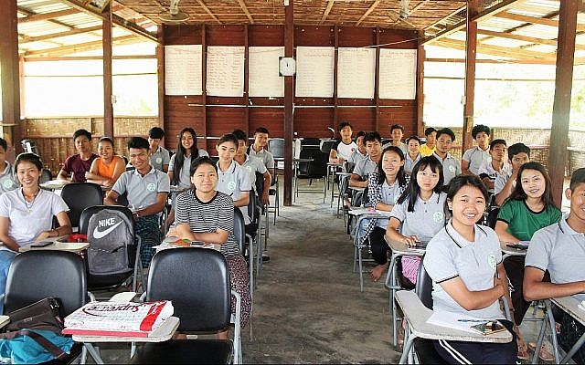Des étudiants de première année à l'école Ake Eco Farm and Sustainable Development Learning Center près de Myitkyina, en Birmanie. (Crédit : Emily Fishbein/Times of Israel)